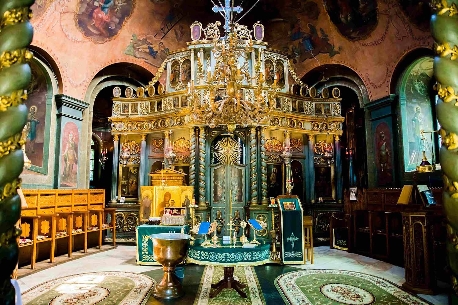 interior biserica bucuresti pentru botez