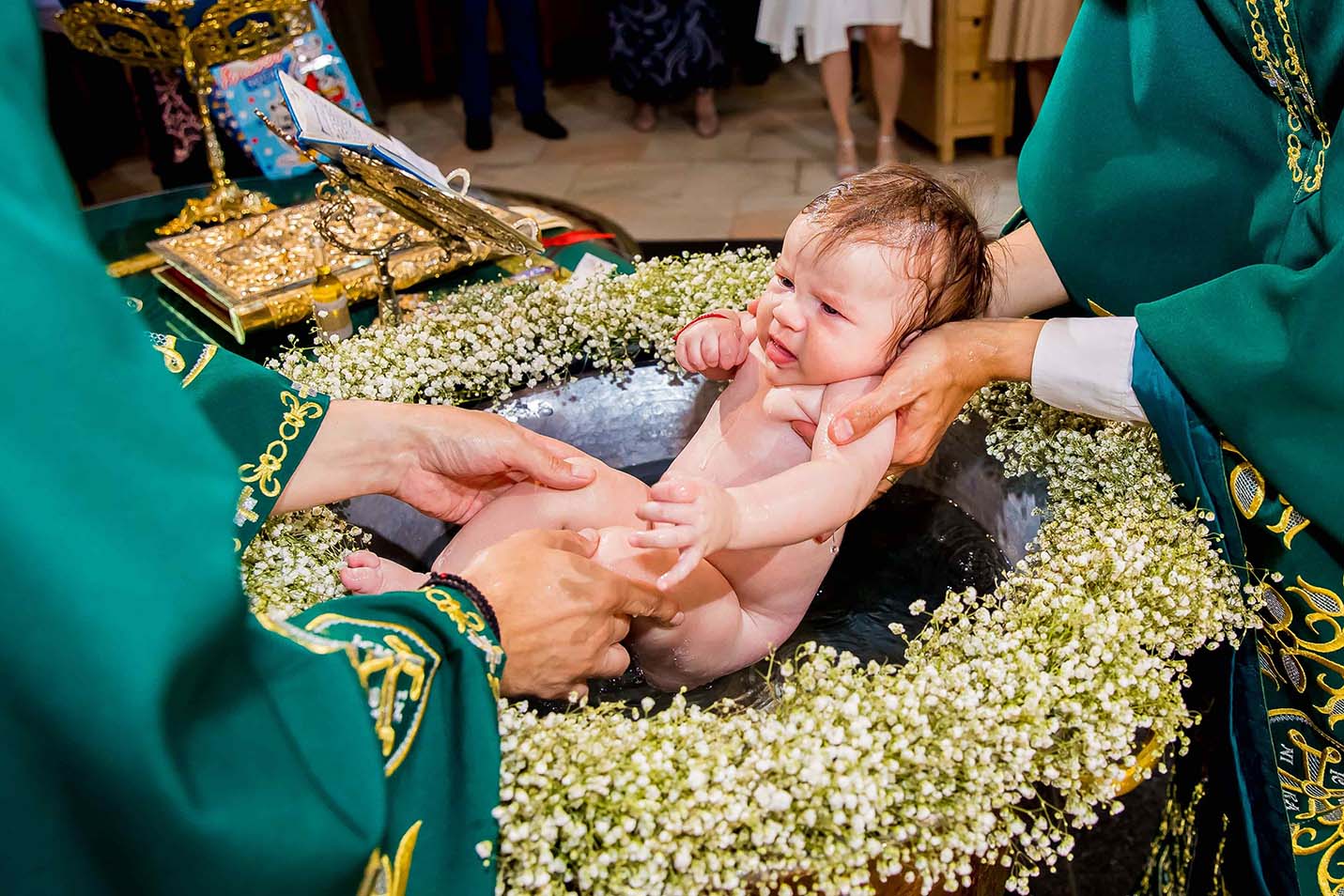copil botezat de preot fotografiat de fotograf botez