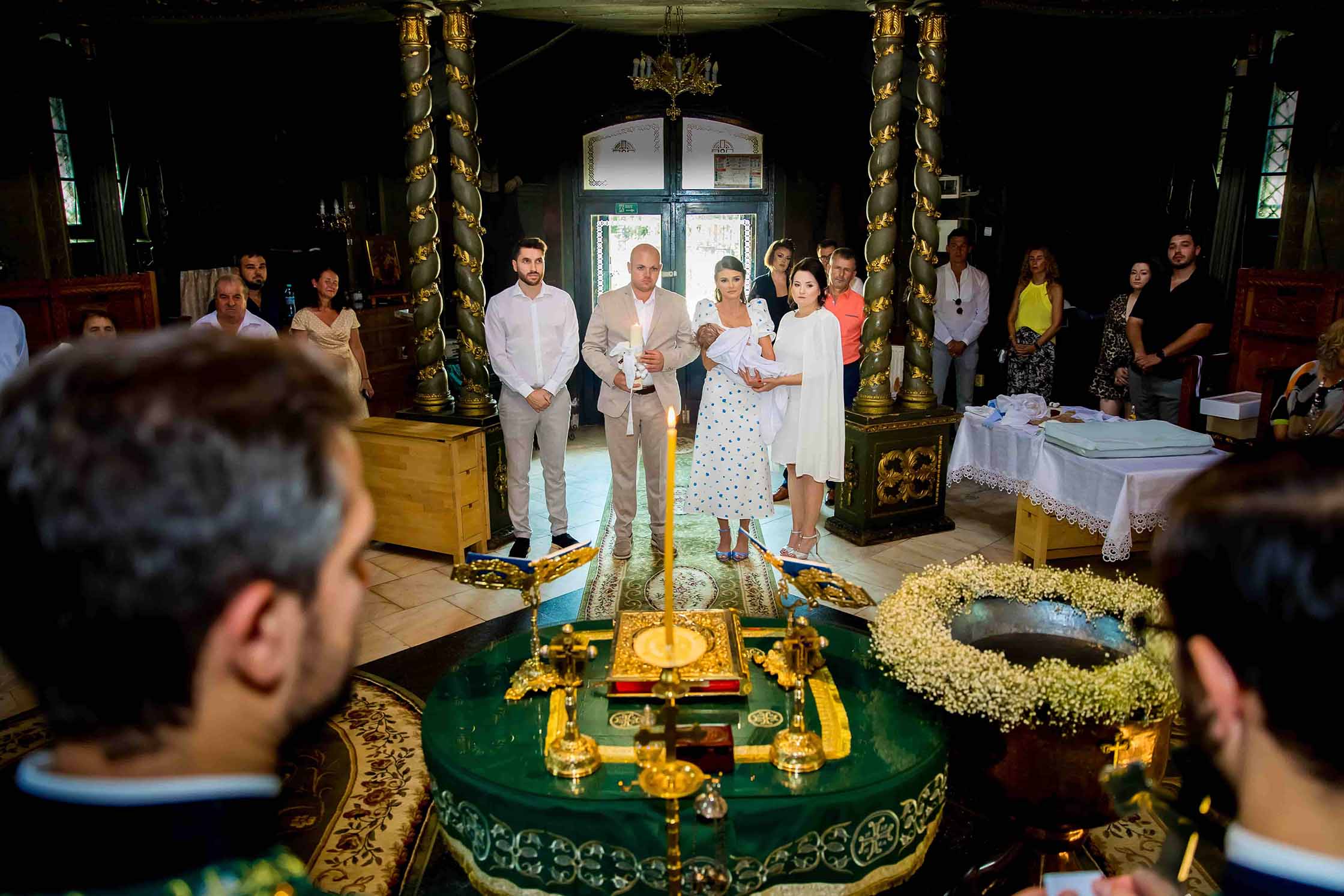 parintii si nasii cu copilul la botez in biserica, fotografie botez