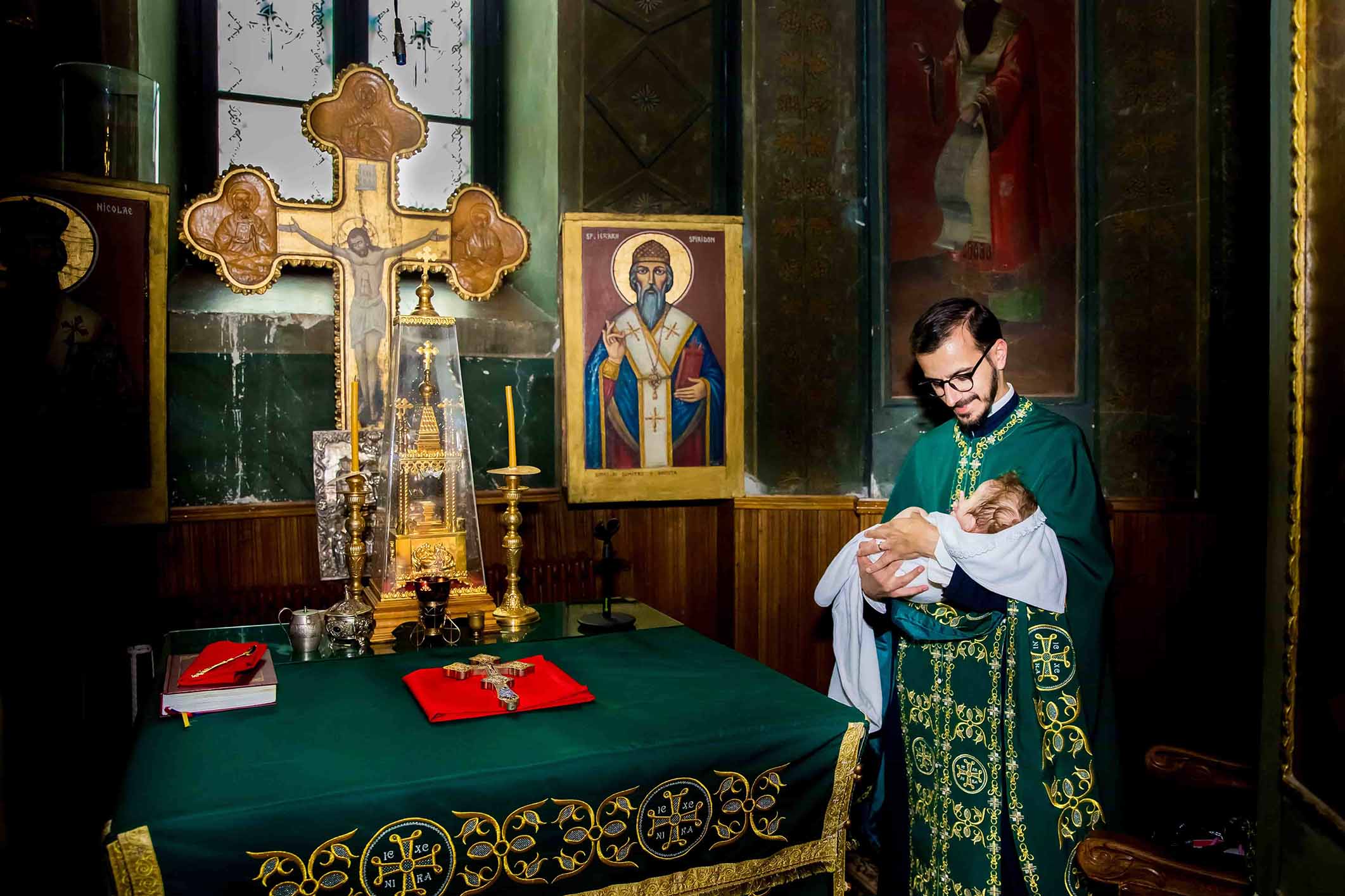 preot la botez in biserica cu copilul in brate in bucuresti